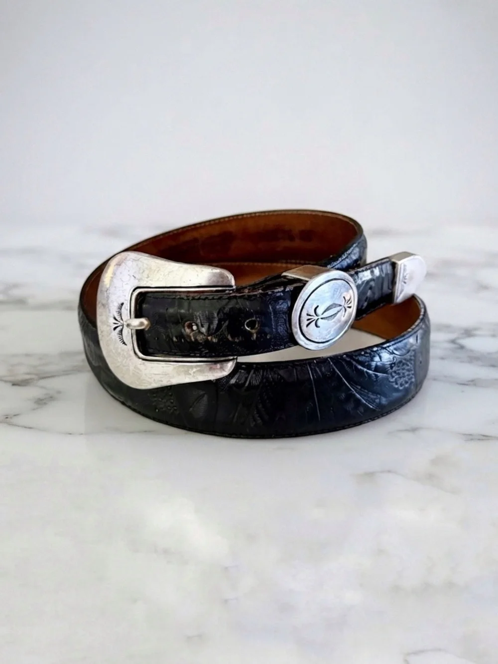 Vintage Justin Western Belt, Black Tooled (Embossed) Floral Leather sz. 30 - Picture 8 of 17